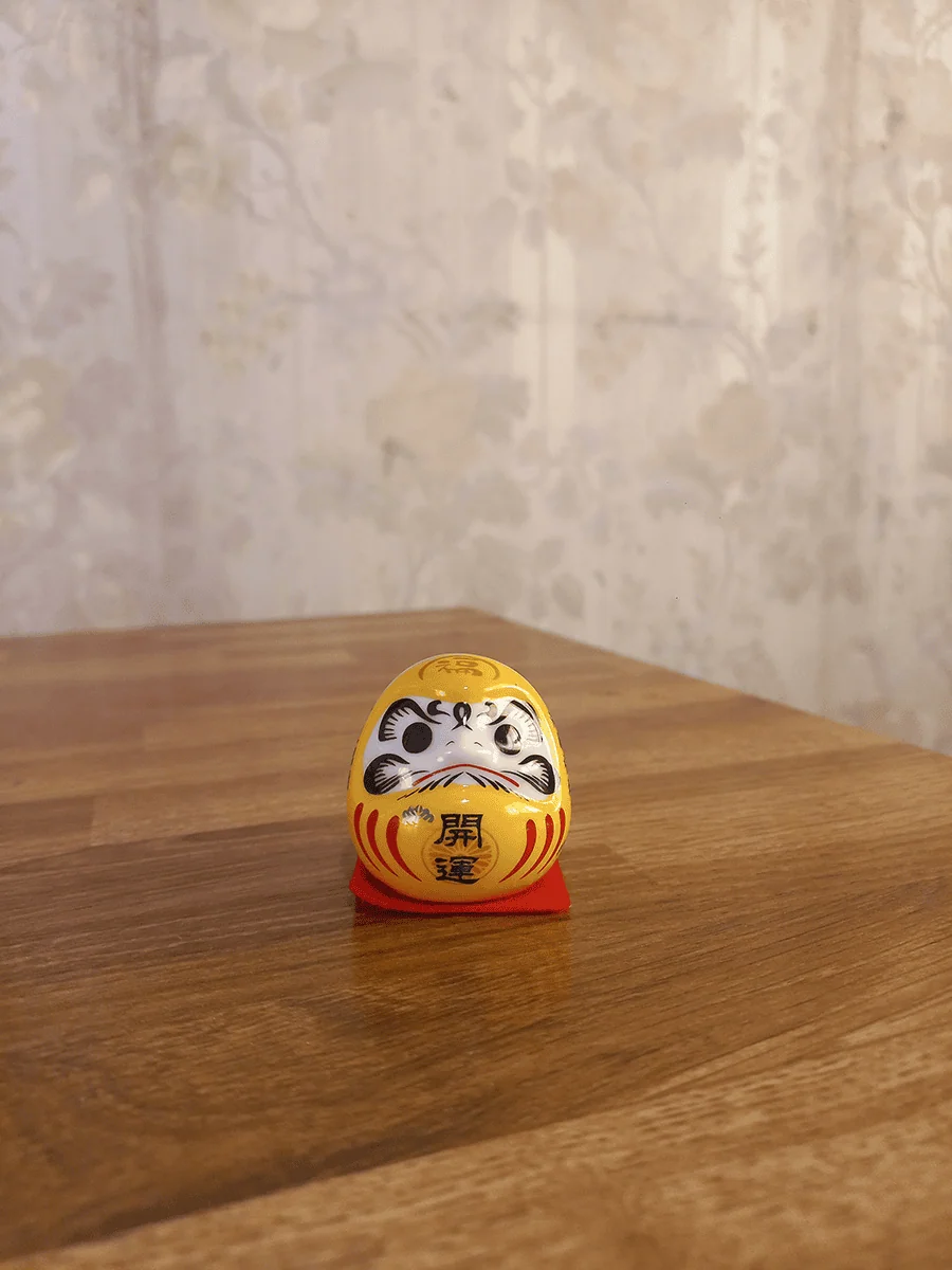 Daruma símbolo de motivación y perseverancia para escritorio color amarillo