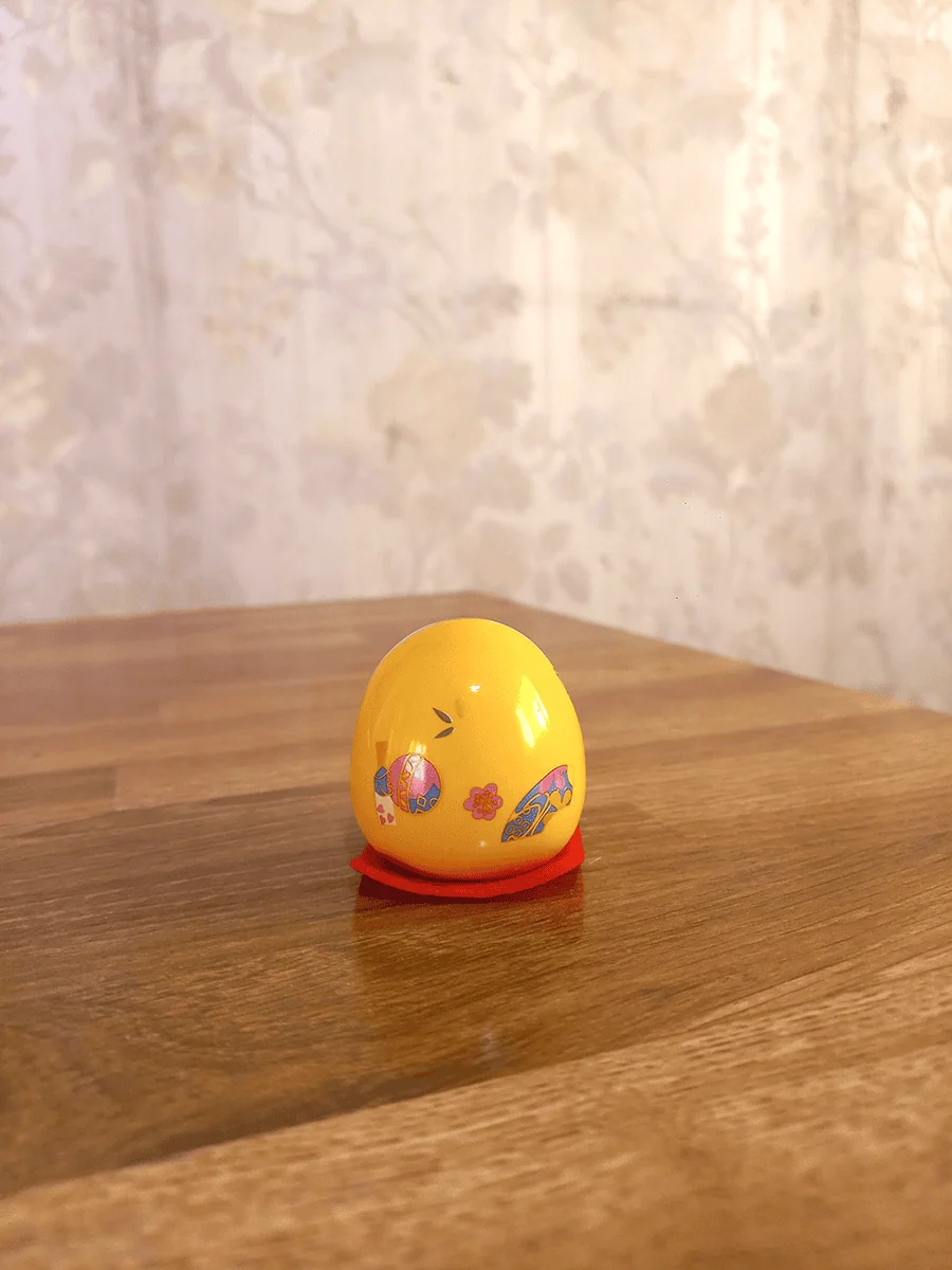 Daruma símbolo de motivación y perseverancia para escritorio color amarillo