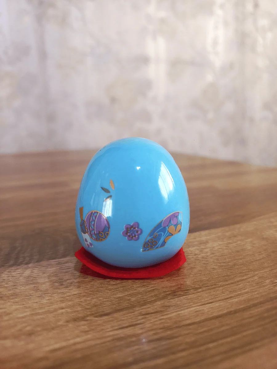Daruma símbolo de motivación y perseverancia para escritorio color celeste