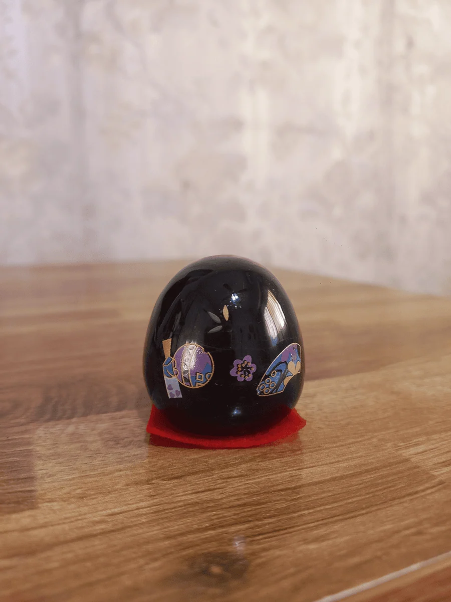 Daruma símbolo de motivación y perseverancia para escritorio color negro