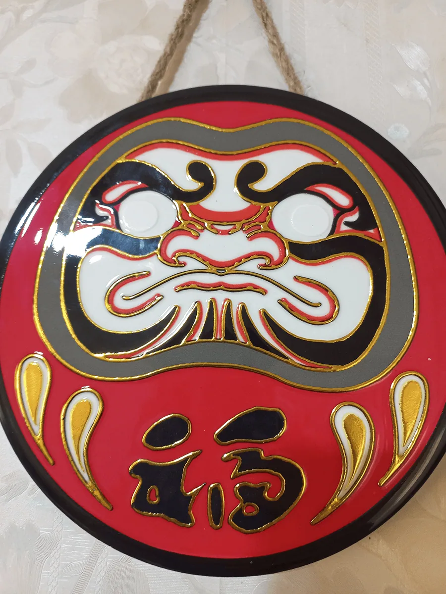 Daruma símbolo de motivación y perseverancia para escritorio color amarillo