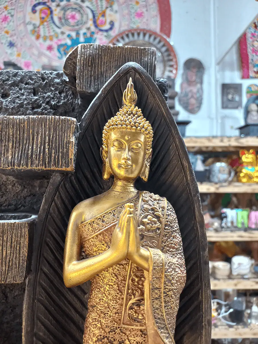 Fuente de agua grande con Buda