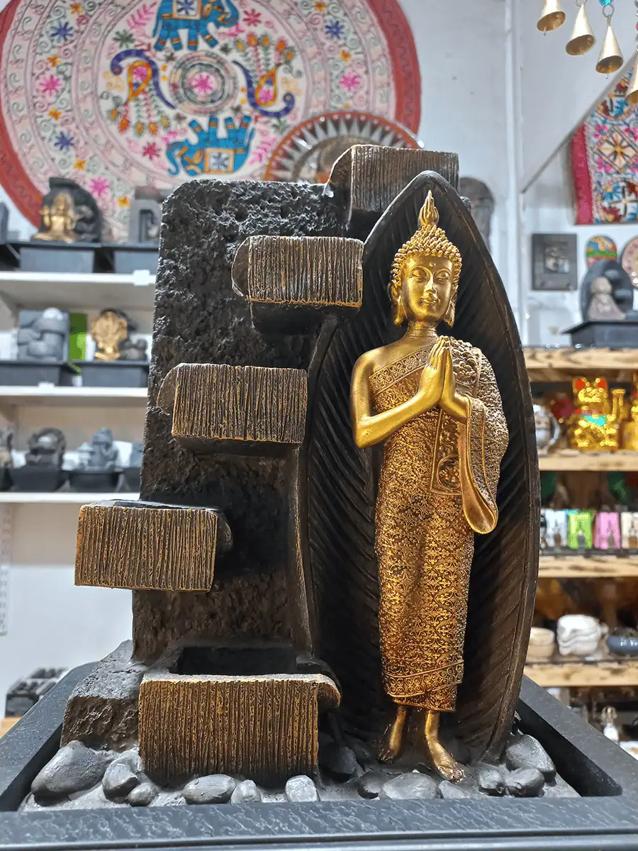 Fuente de agua grande con Buda