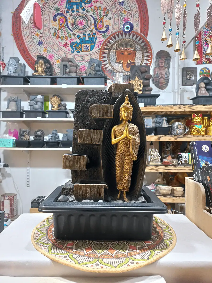 Fuente de agua grande con Buda