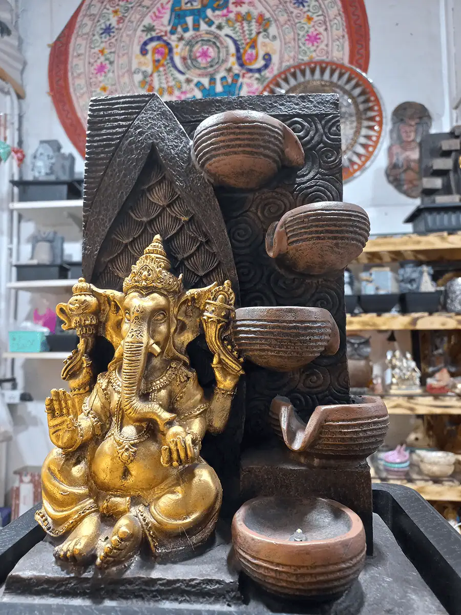 Fuente de agua grande con ganesha