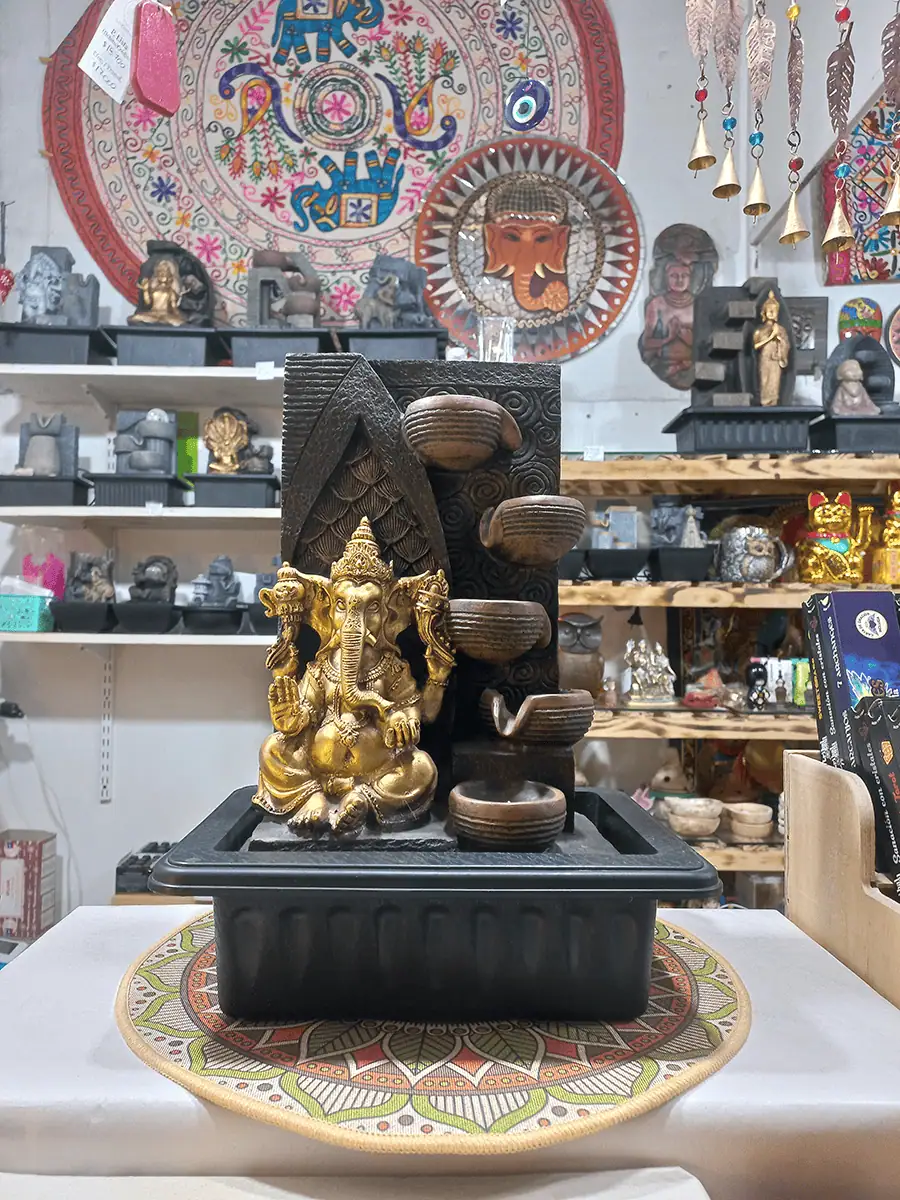 Fuente de agua grande con ganesha