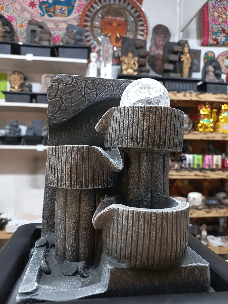 Fuente de agua mediana con esfera y luz multicolor