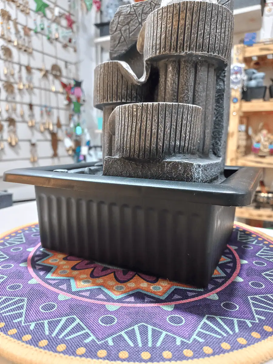 Fuente de agua mediana con esfera y luz multicolor