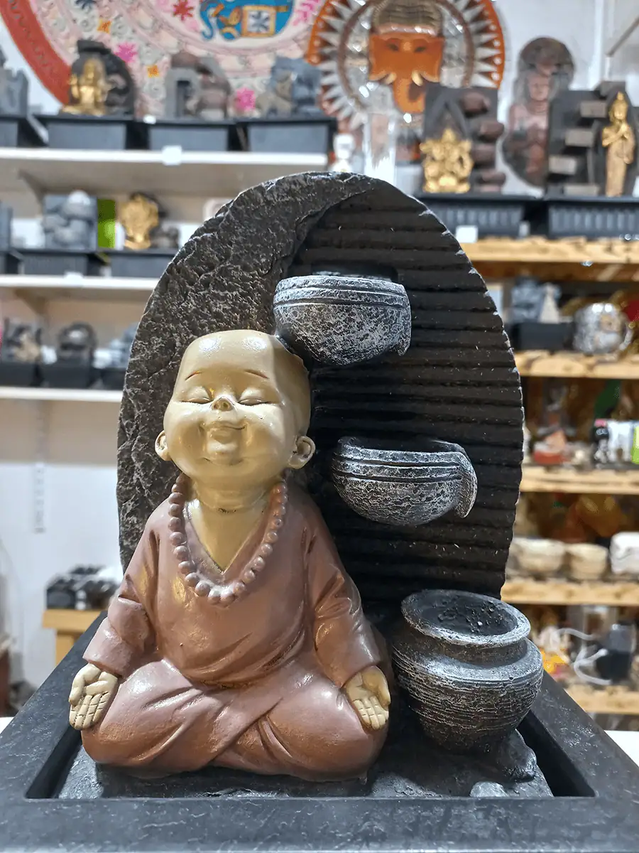 Fuente de agua mediana con Buda y esfera y luz multicolor