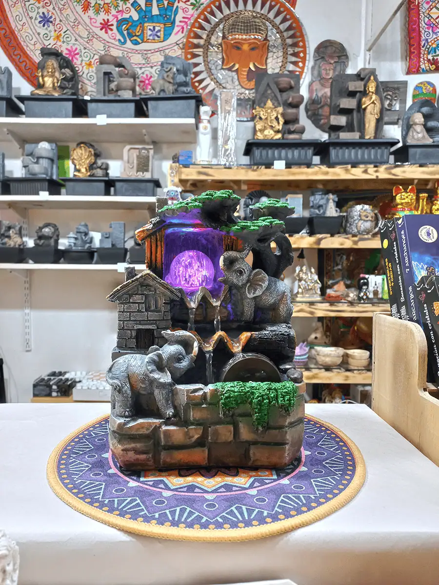 Fuente de agua Casa y Elefantes grices