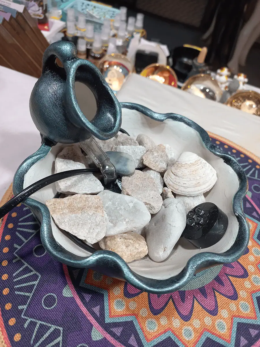 Fuente de agua en vasija color azul con luz led multicolor