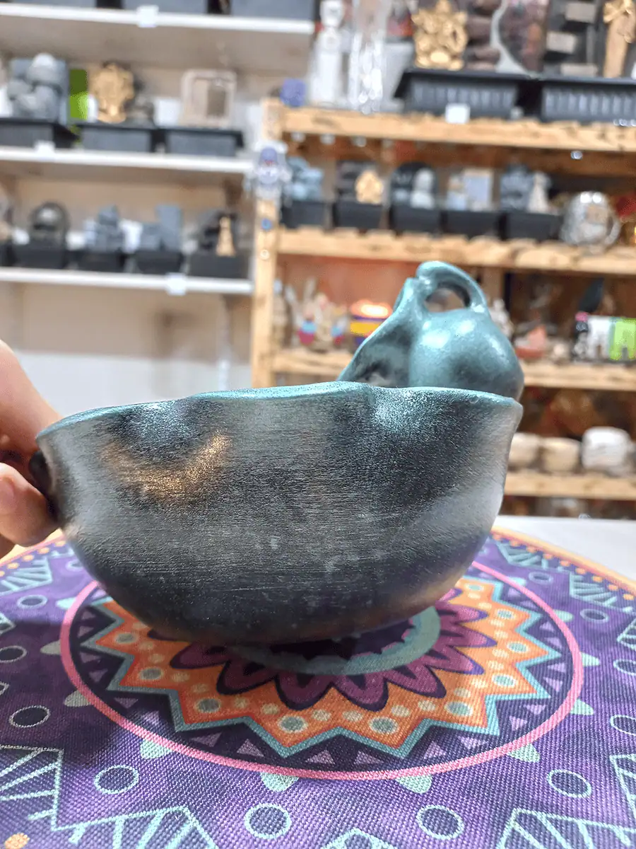 Fuente de agua en vasija color azul con luz led multicolor