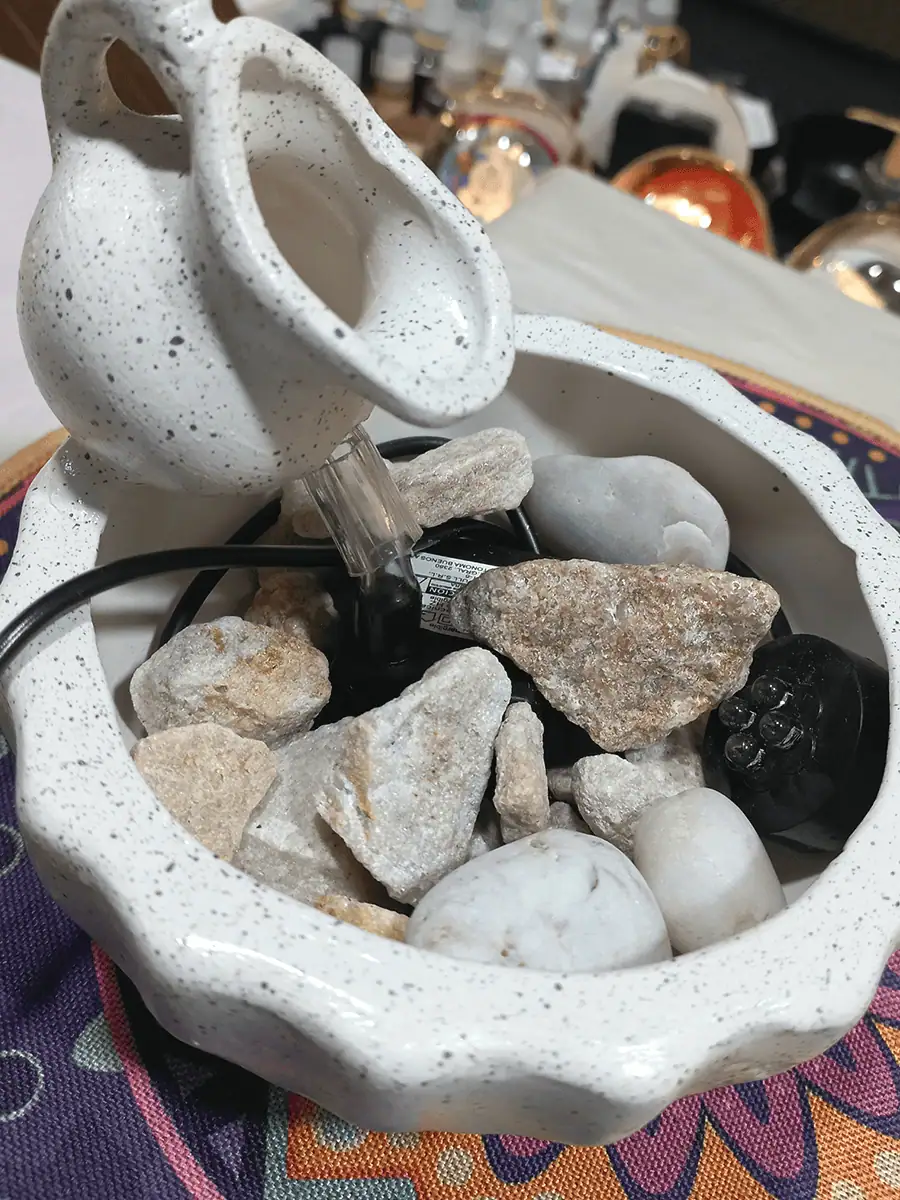 Fuente de agua en vasija blanca con luz led multicolor