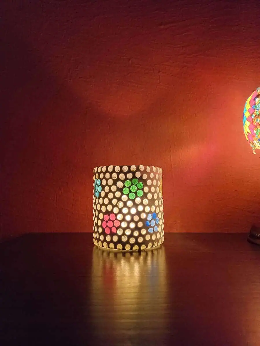 Portavela de vidrio blanco con flores