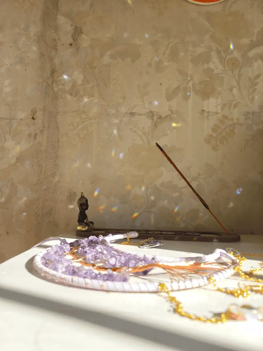 Atrapasol de luna con cuarsos amatista