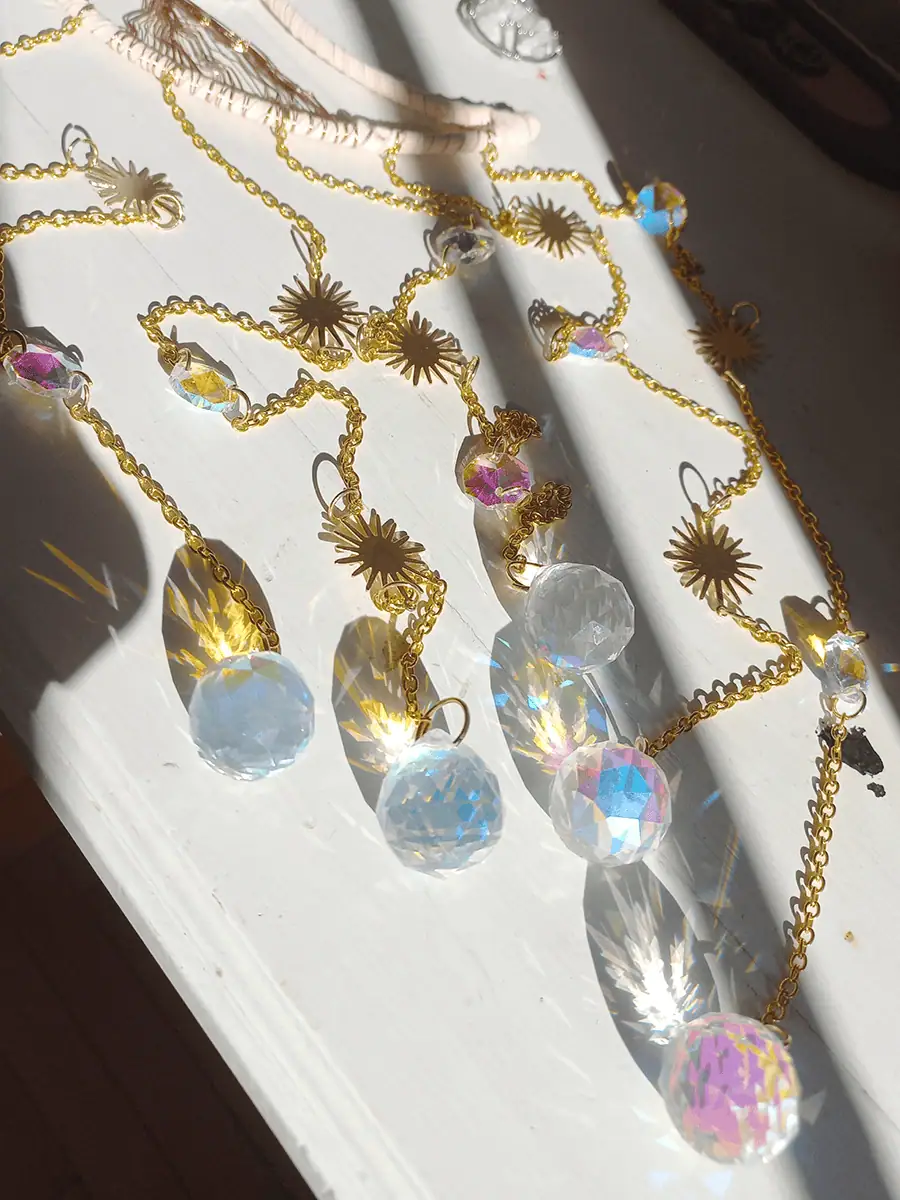 Atrapasol de luna con cuarsos Rosa