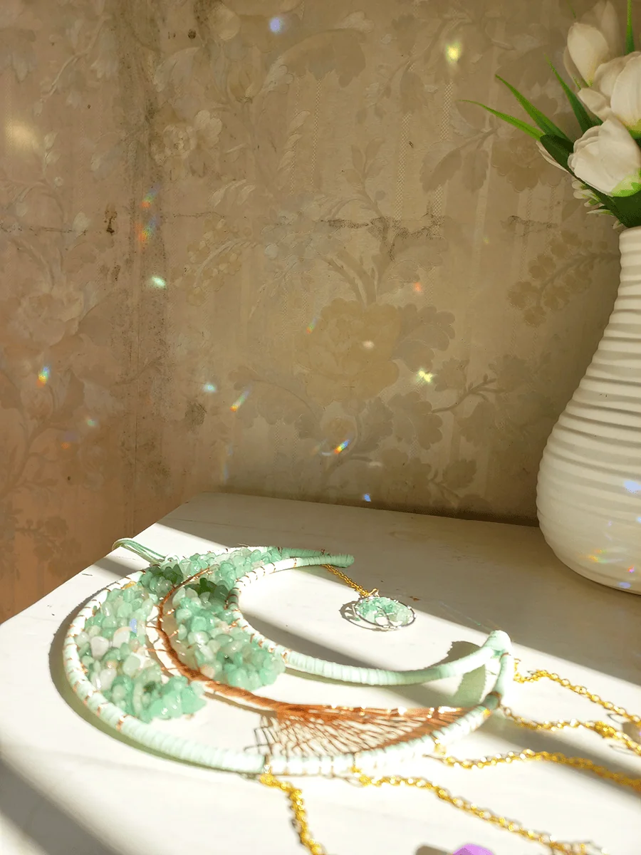 Atrapasol de luna con cuarsos verde