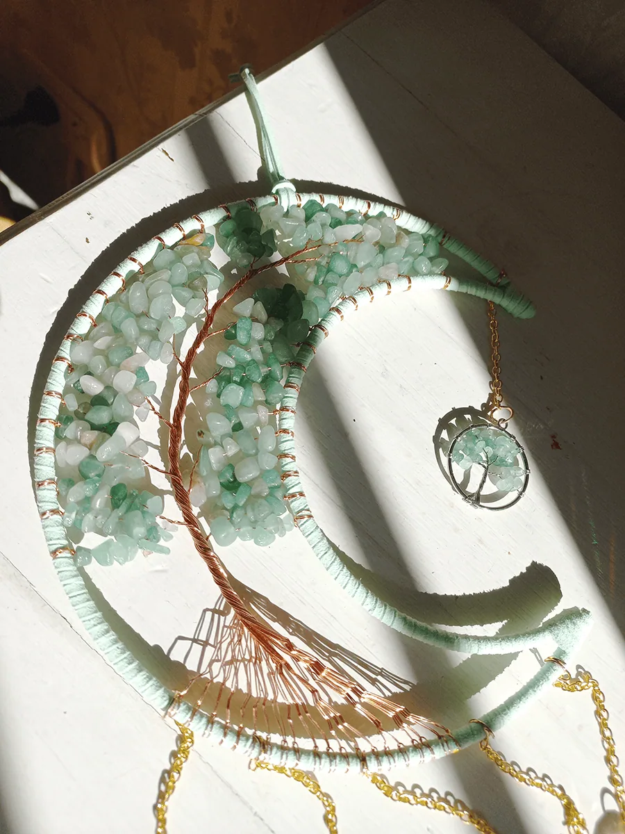 Atrapasol de luna con cuarsos verde