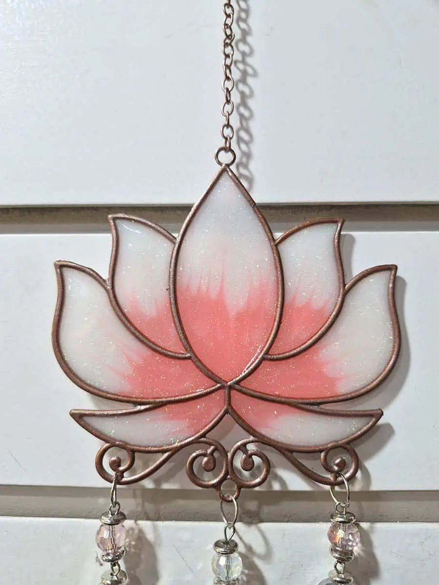 Atrapasol decorativo con flor de loto rosa para ventana