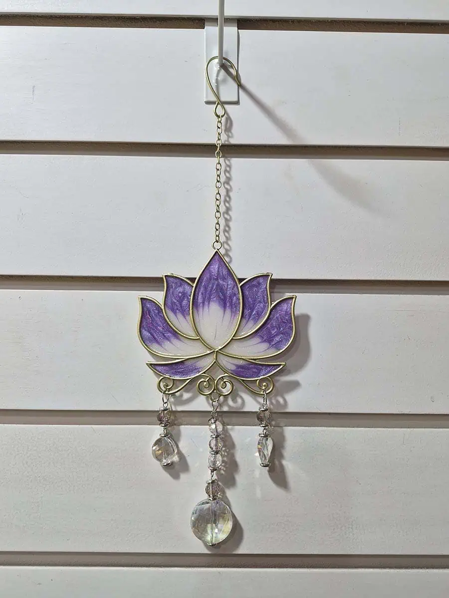 Atrapasol decorativo con flor de loto violeta para ventana