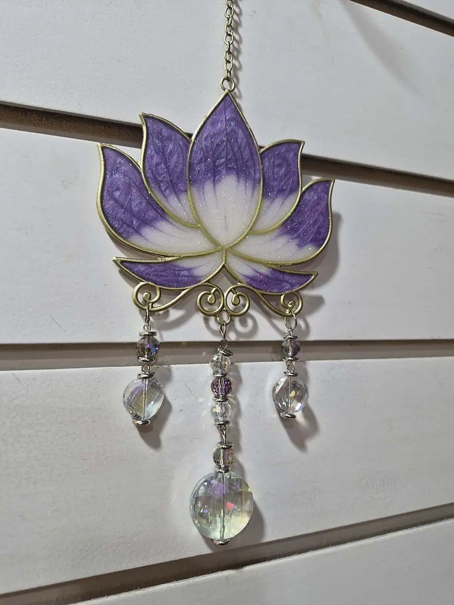 Atrapasol decorativo con flor de loto violeta para ventana