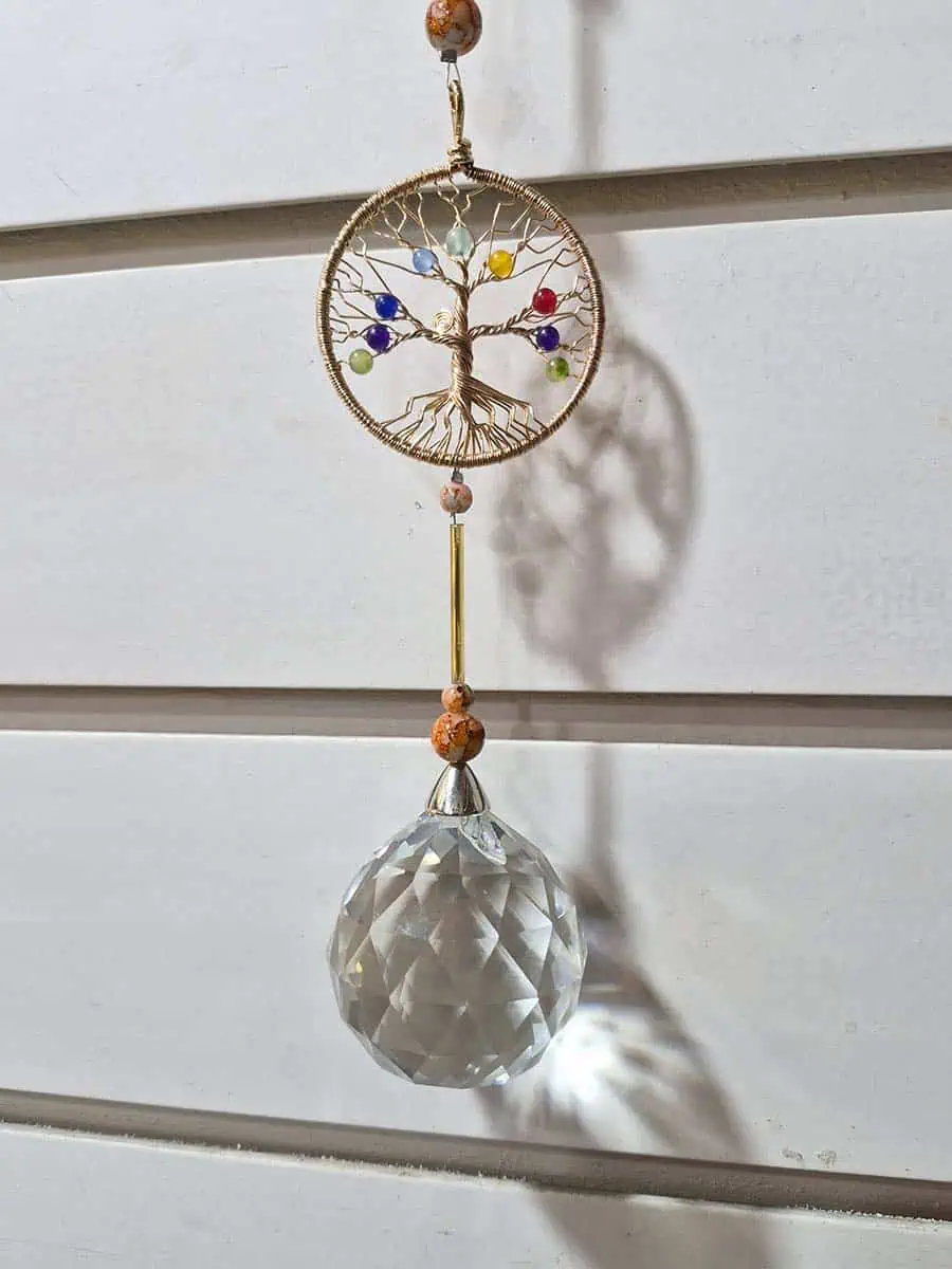 Atrapasol grande con Árbol de la Vida, piedras de los 7 chakras y esfera de cristal