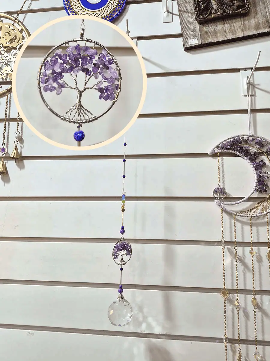 Atrapasol Árbol de la Vida con piedras de amatista violeta y esfera de cristal