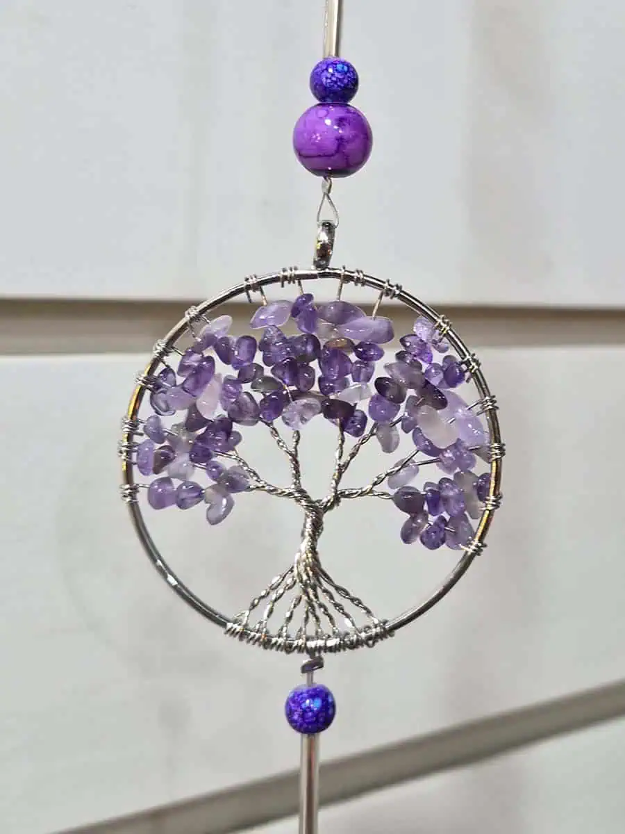 Atrapasol Árbol de la Vida con piedras de amatista violeta y esfera de cristal