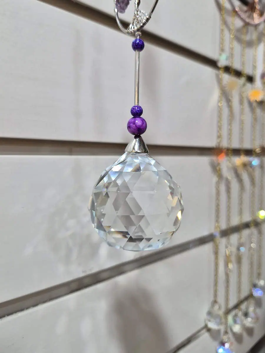 Atrapasol Árbol de la Vida con piedras de amatista violeta y esfera de cristal