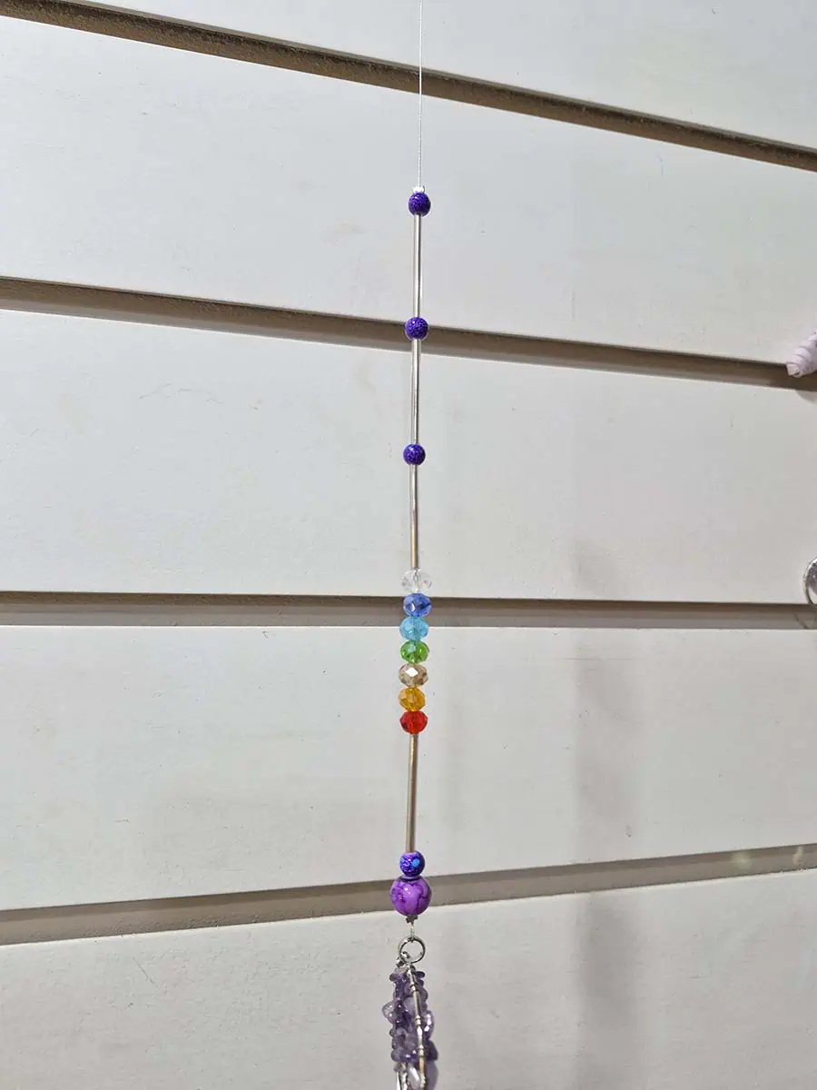 Atrapasol Árbol de la Vida con piedras de amatista violeta y esfera de cristal