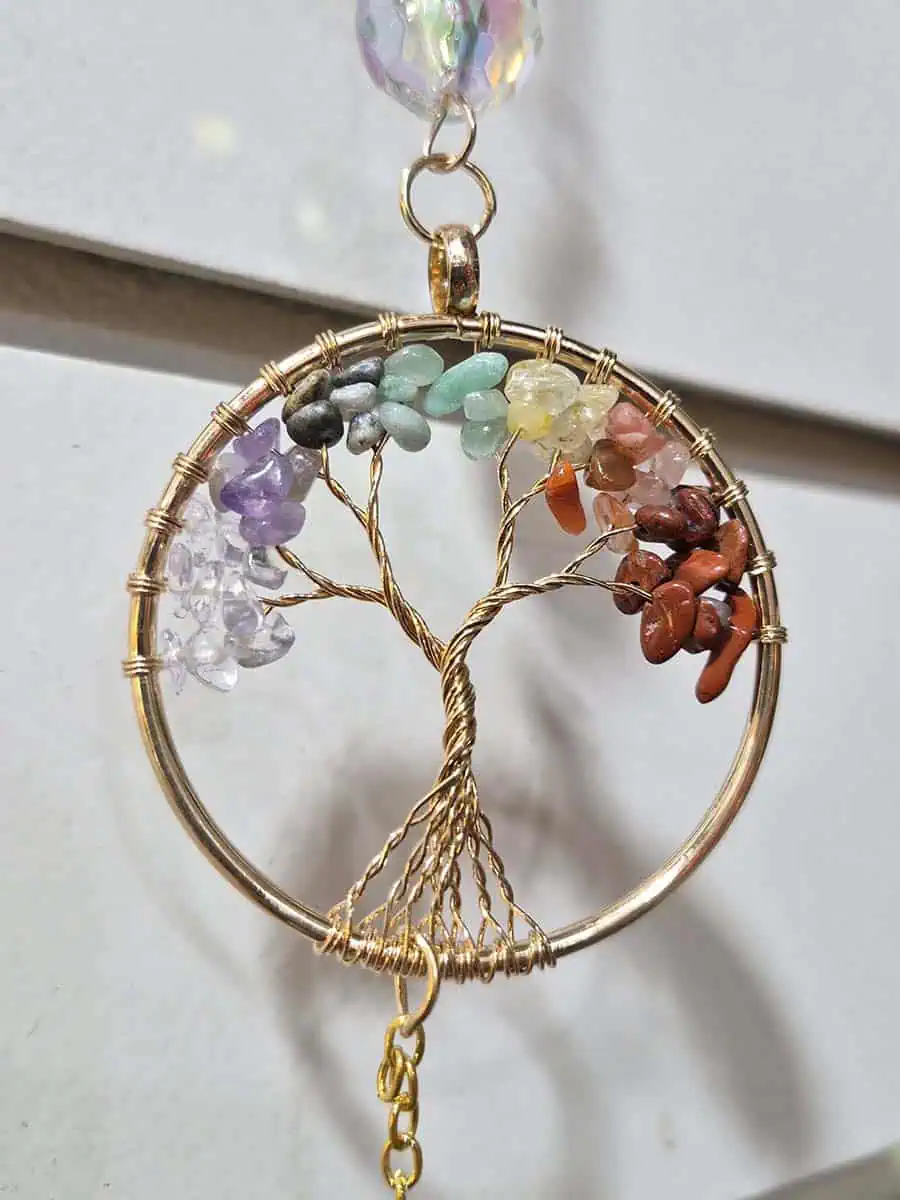 Atrapasol Árbol de la Vida con piedras de los 7 chakras y esfera de cristal
