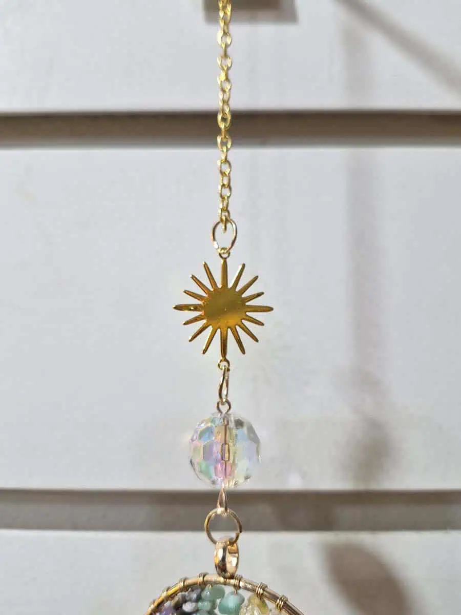 Atrapasol Árbol de la Vida con piedras de los 7 chakras y esfera de cristal