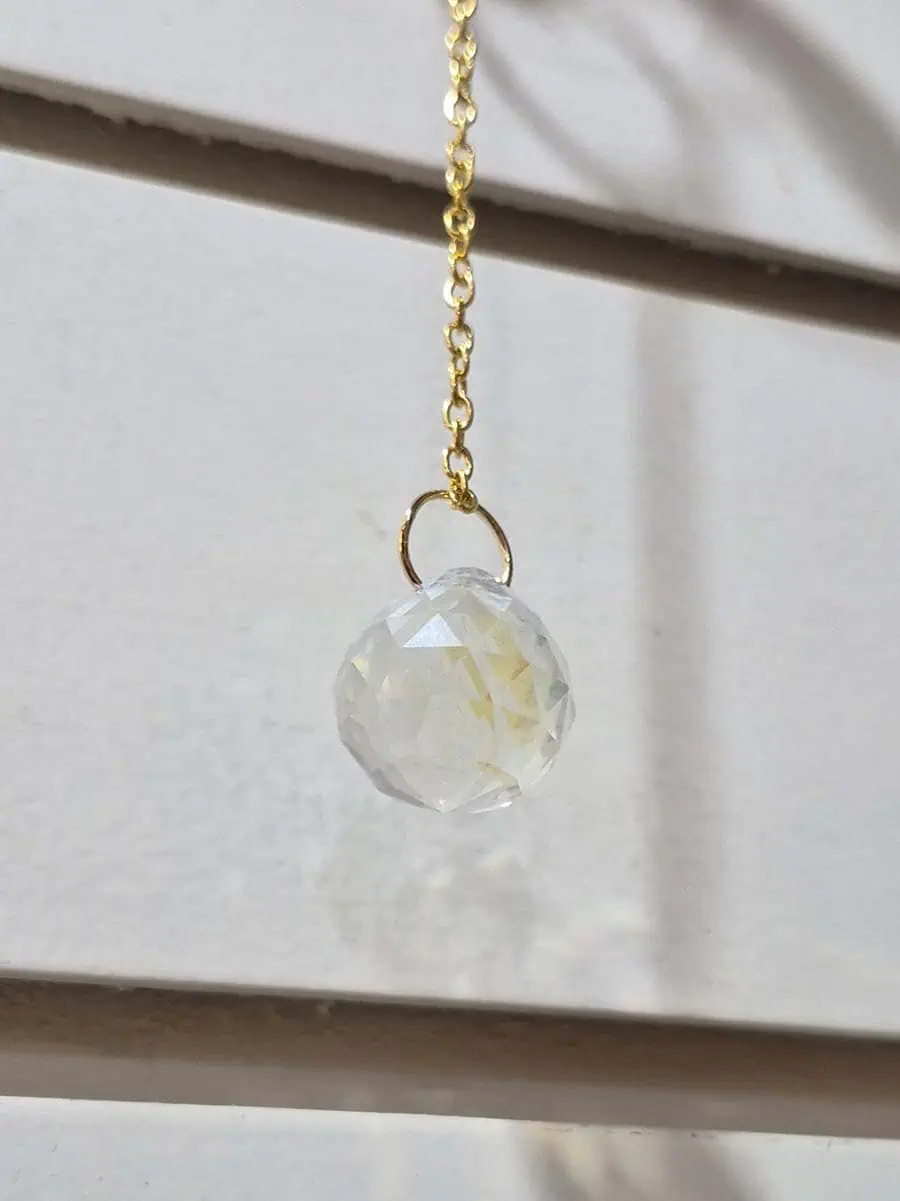 Atrapasol Árbol de la Vida con piedras de los 7 chakras y esfera de cristal