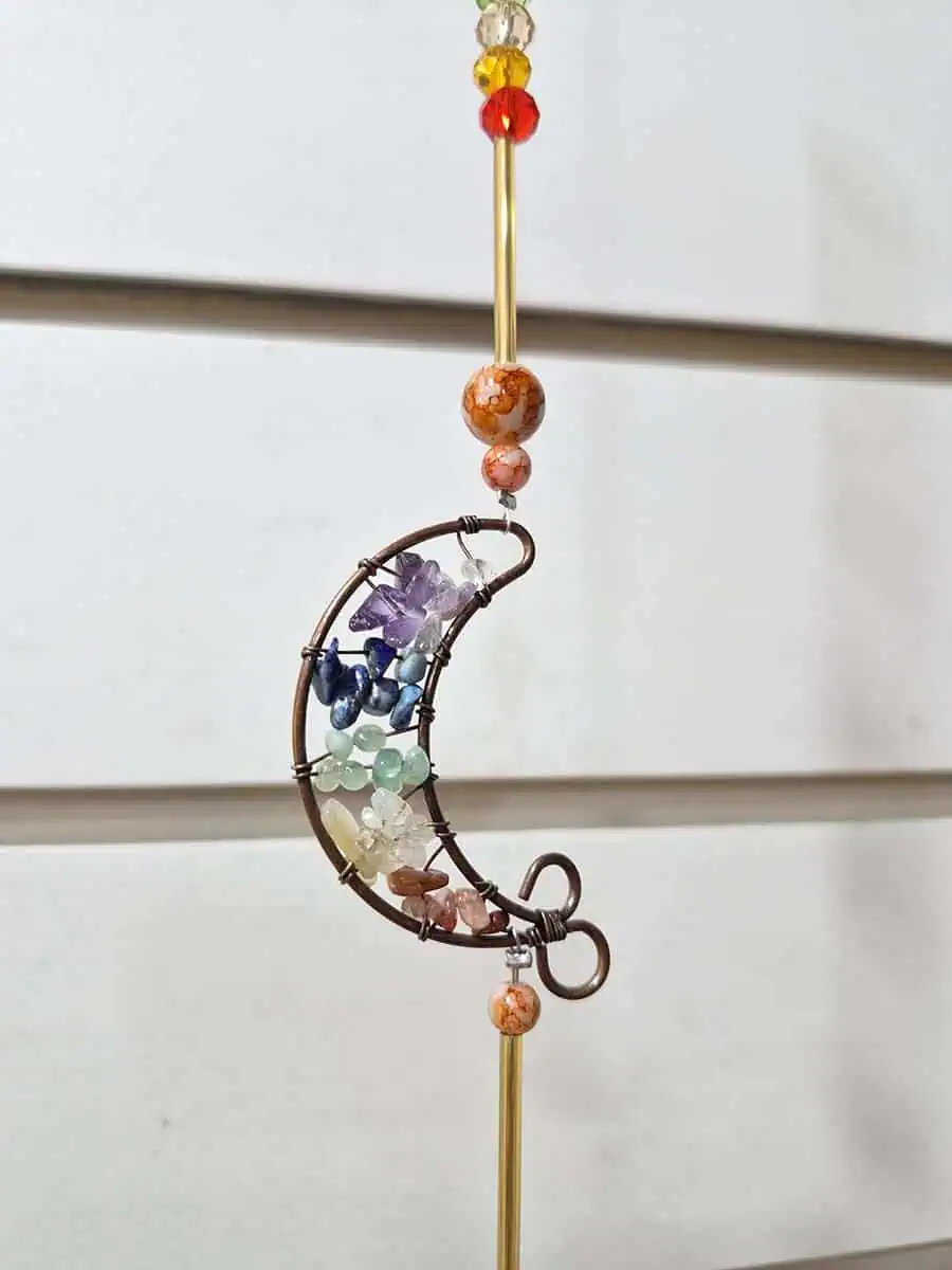 Atrapasol de luna con piedras de los 7 chakras y esfera facetada de cristal