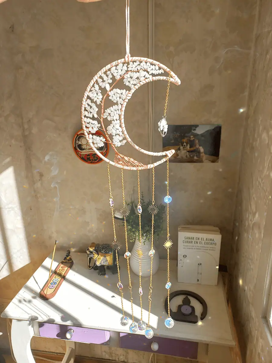 Atrapasol de luna con cuarzos rosas naturales y prismas de cristal