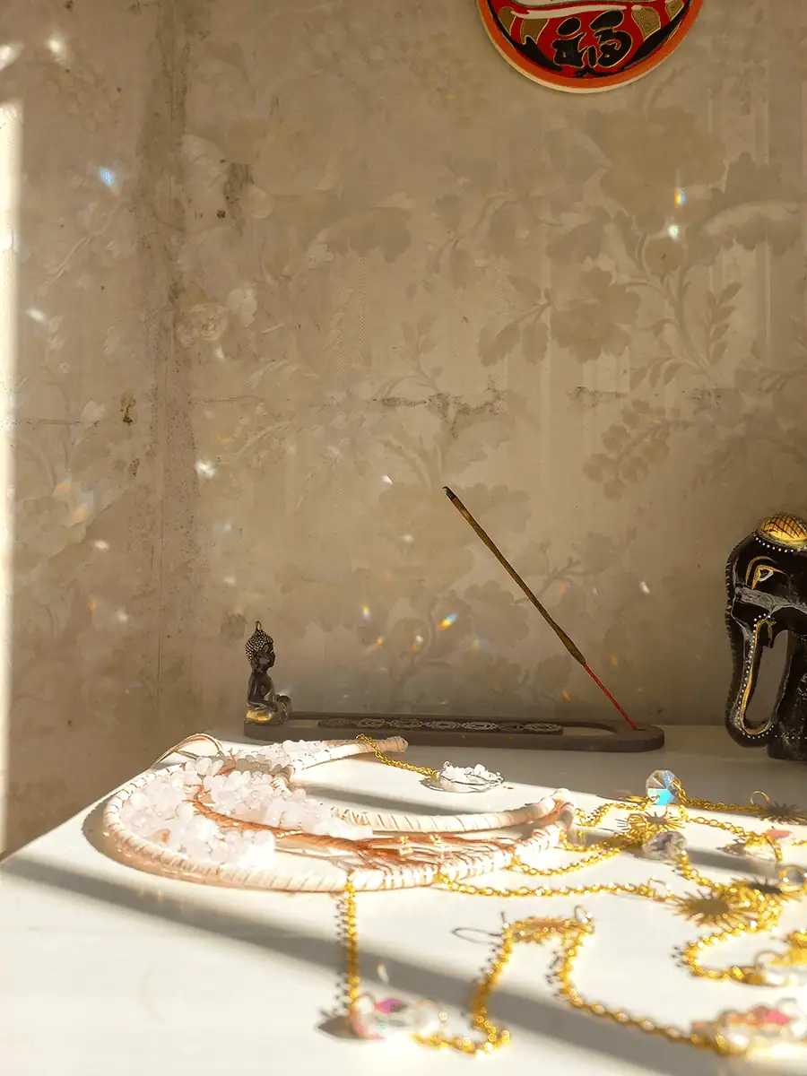 Atrapasol de luna con cuarzos rosas naturales y prismas de cristal