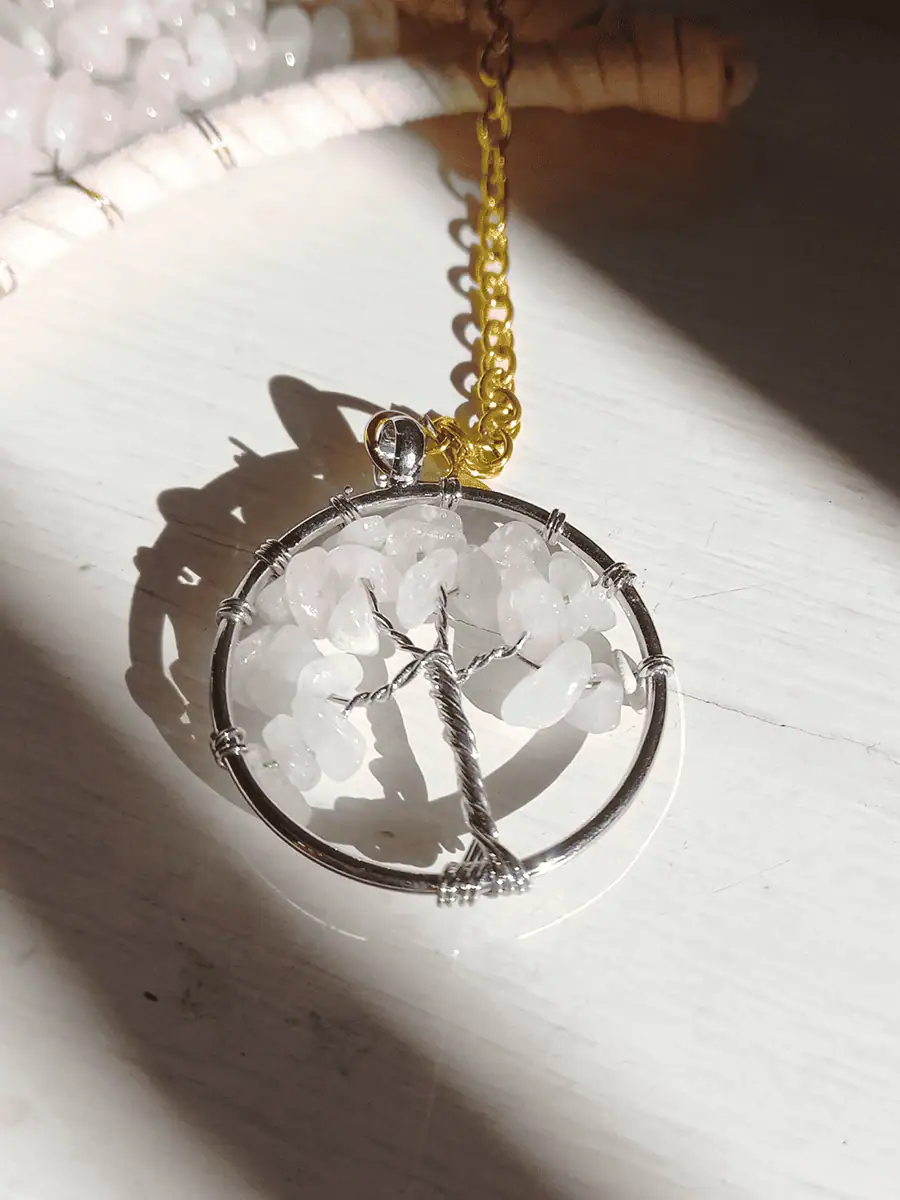 Atrapasol de luna con cuarzos rosas naturales y prismas de cristal