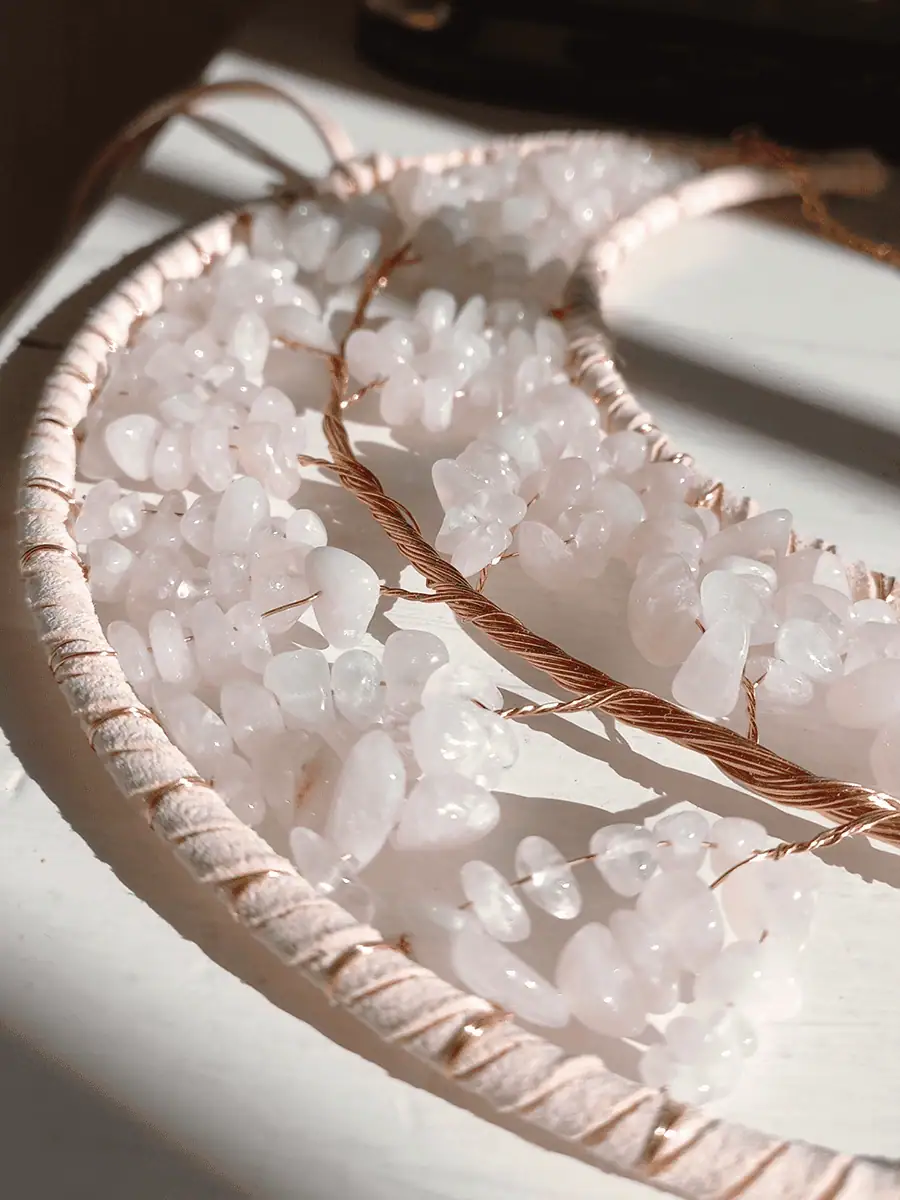 Atrapasol de luna con cuarzos rosas naturales y prismas de cristal