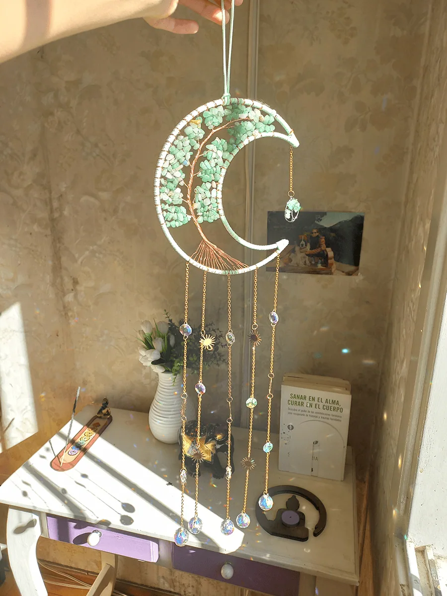 Atrapasol de luna con cuarzos verdes naturales y prismas que reflejan la luz del sol