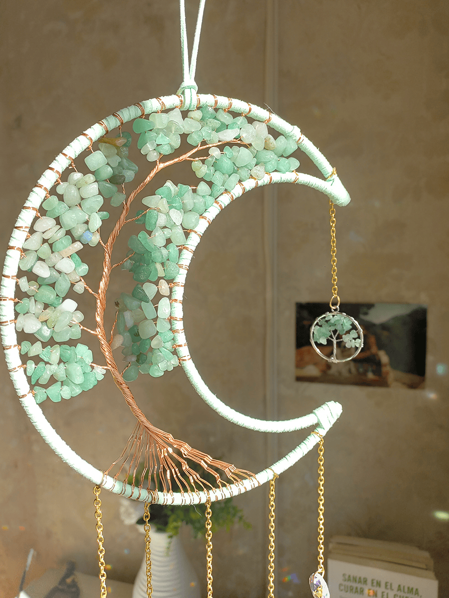 Atrapasol de luna con cuarzos verdes naturales y prismas que reflejan la luz del sol