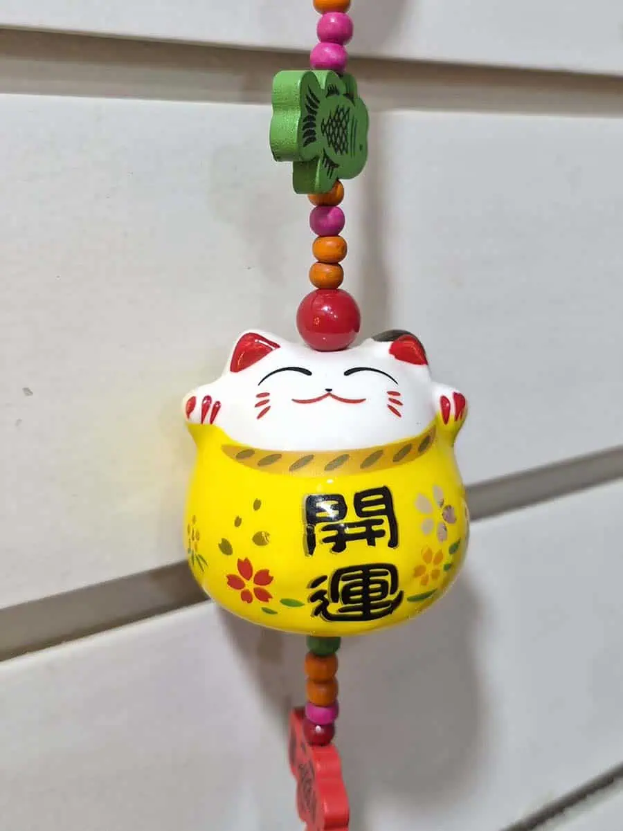 Atrapasol con gato Maneki Neko amarillo y esfera facetada de cristal