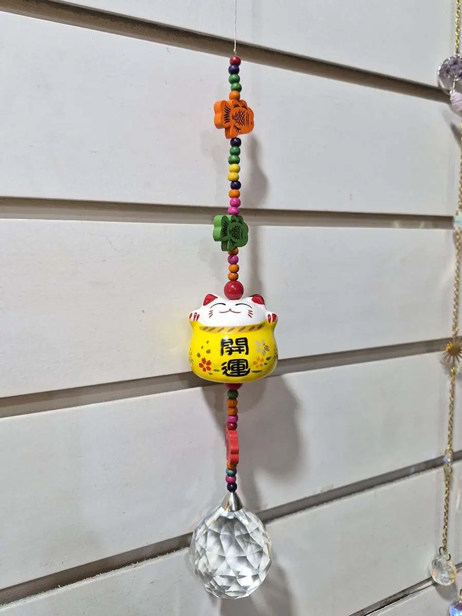 Atrapasol con gato Maneki Neko amarillo y esfera facetada de cristal