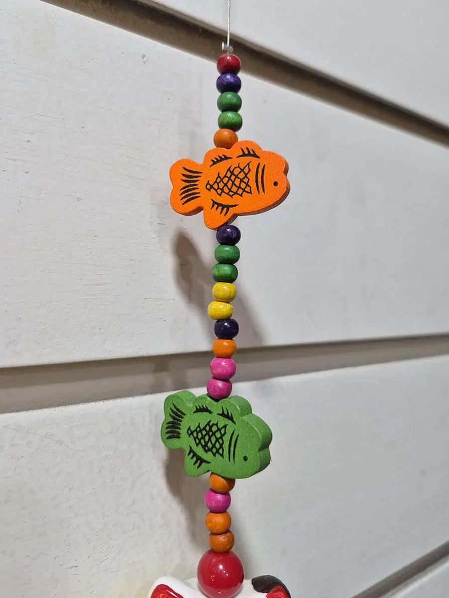 Atrapasol con gato Maneki Neko amarillo y esfera facetada de cristal