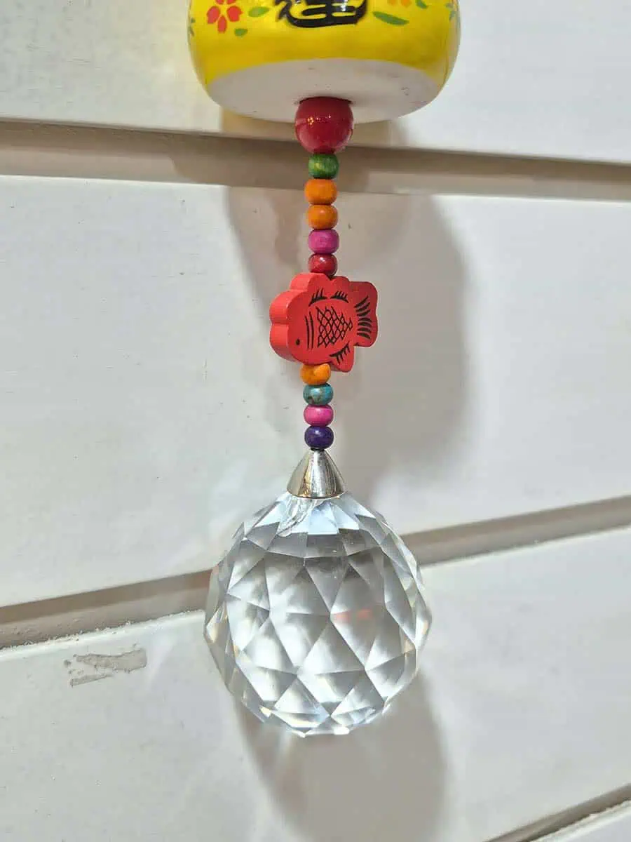 Atrapasol con gato Maneki Neko amarillo y esfera facetada de cristal