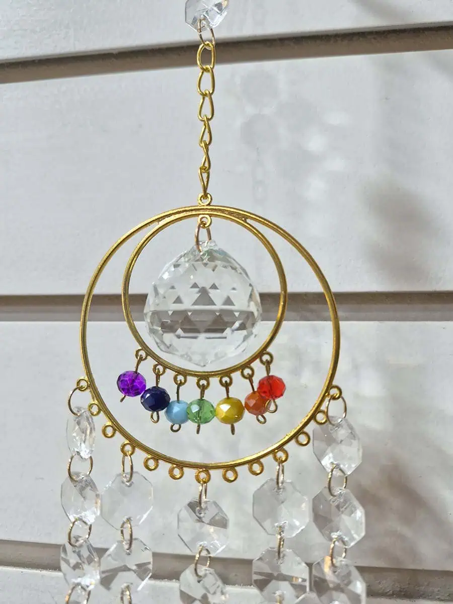 Atrapasol de flecos con piedras de colores de los 7 chakras
