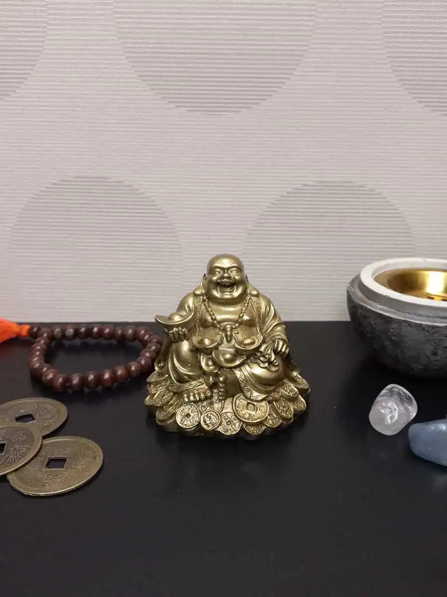 Budai de la Abundancia sentado en lingote mediano