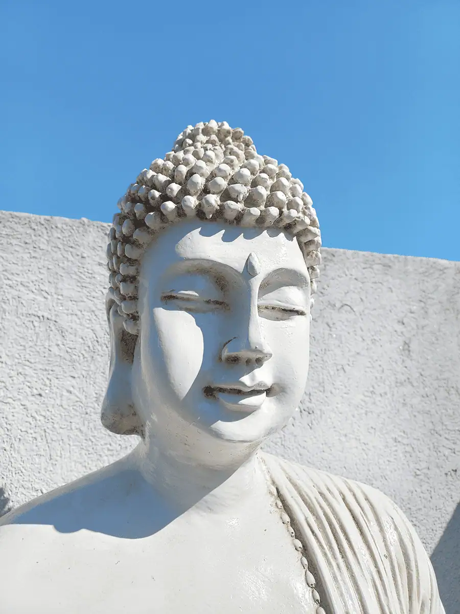 Buda de resina para exterior grande de meditacion decorando un espacio zen