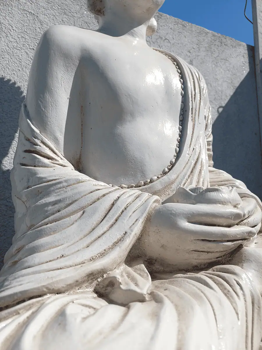 Buda de resina para exterior grande de meditacion decorando un espacio zen