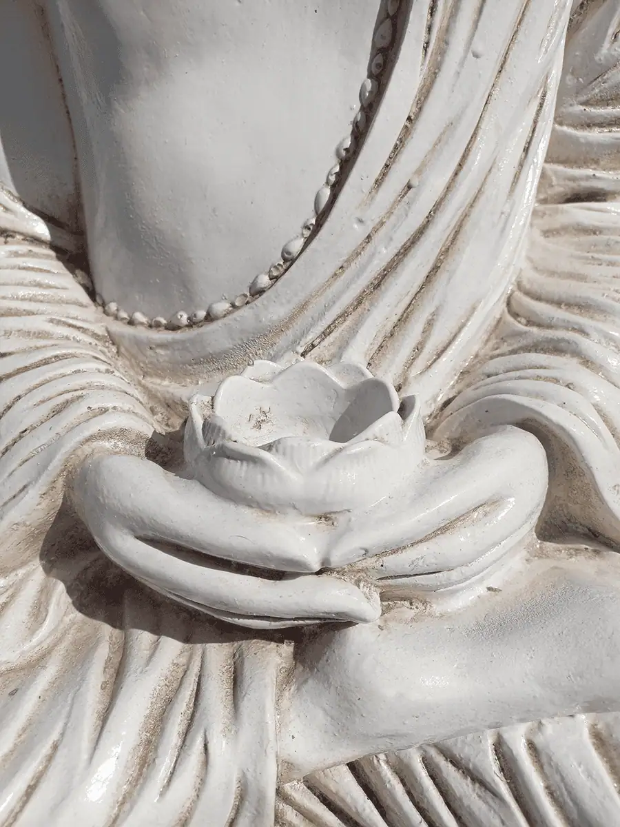 Buda de resina para exterior grande de meditacion decorando un espacio zen
