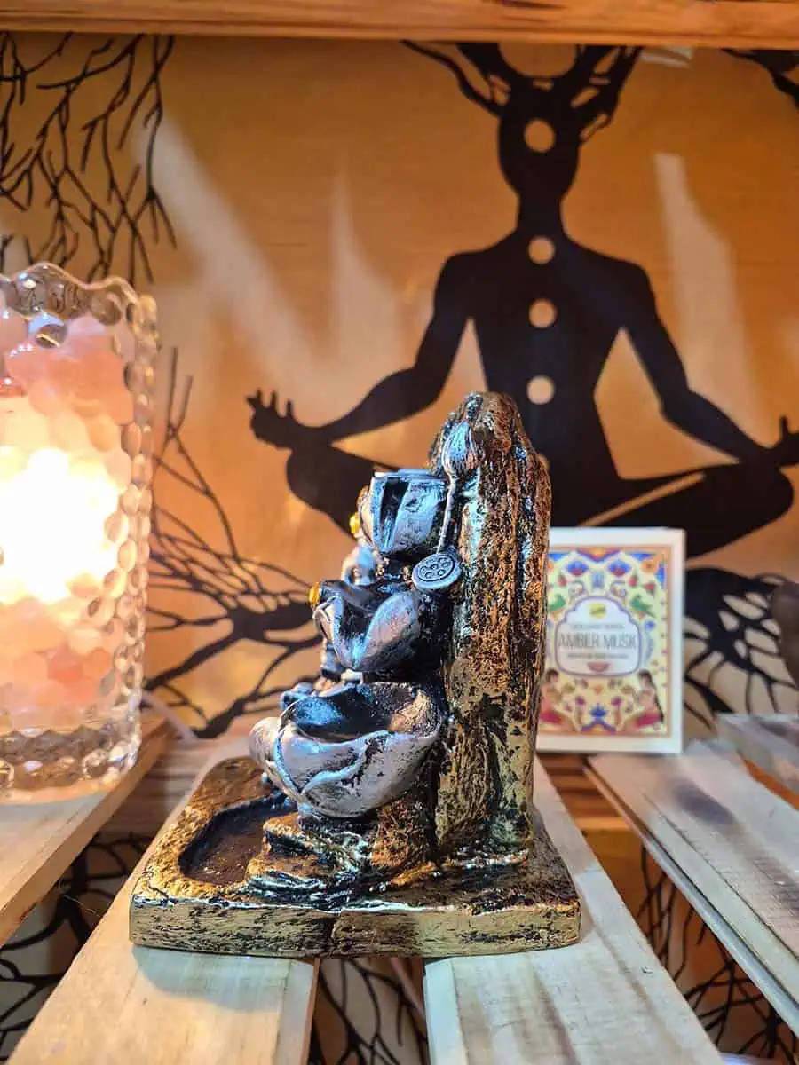 Cascada de humo para conos de reflujo con figura de Ganesha en tonos plateados y detalles amarillos